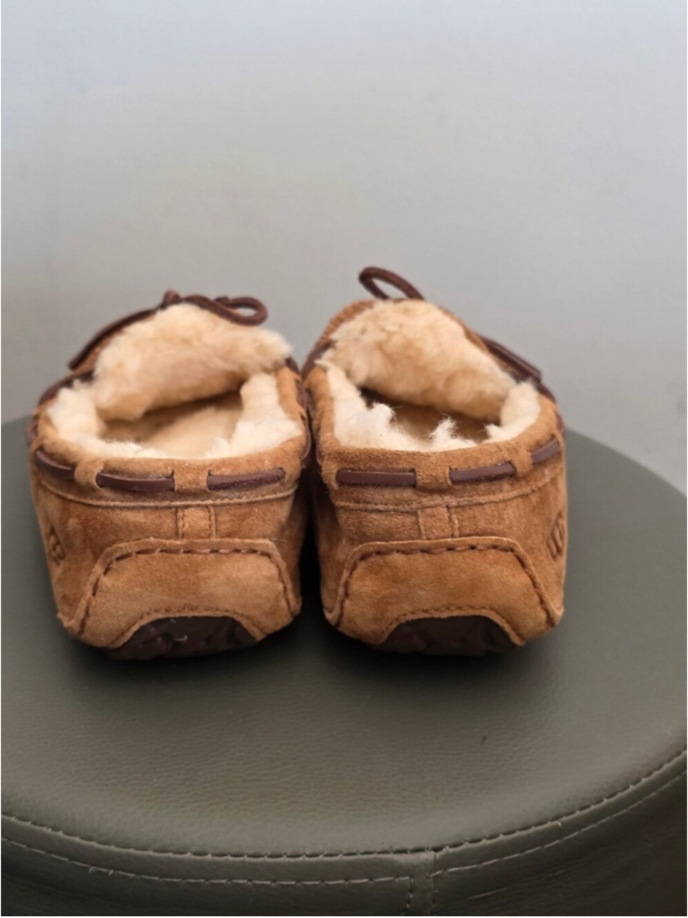 UGG Dakota Moccasin Slippers Womens Size 8 Chestnut Brown Sheepskin Lined Suede - Picture 6 of 10
